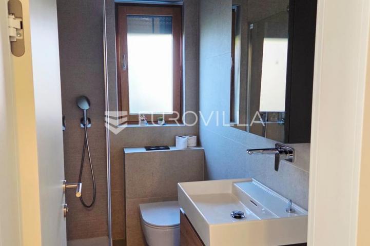 Rijeka, Kantrida, četverosoban stan neto korisne površine 128 m² s bazenom i pogledom na more