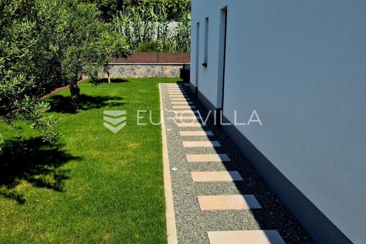 Rijeka, Kantrida, četverosoban stan neto korisne površine 128 m² s bazenom i pogledom na more