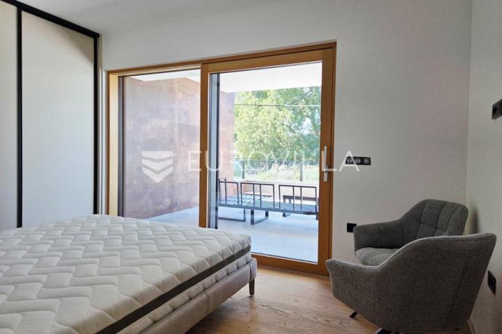 Rijeka, Kantrida, četverosoban stan neto korisne površine 128 m² s bazenom i pogledom na more
