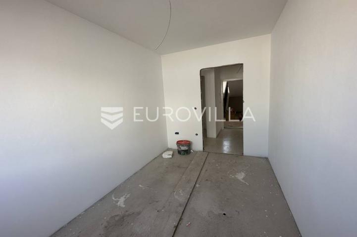 Šišan, trosoban stan s neto korisnom površinom od 76,25 m² i velikim vrtom