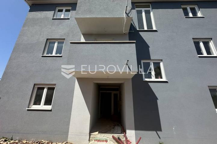 Šišan, trosoban stan s neto korisnom površinom od 76,25 m² i velikim vrtom