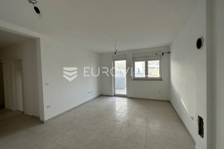 Šišan, trosoban stan s neto korisnom površinom od 76,25 m² i velikim vrtom