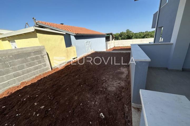 Šišan, trosoban stan s neto korisnom površinom od 76,25 m² i velikim vrtom