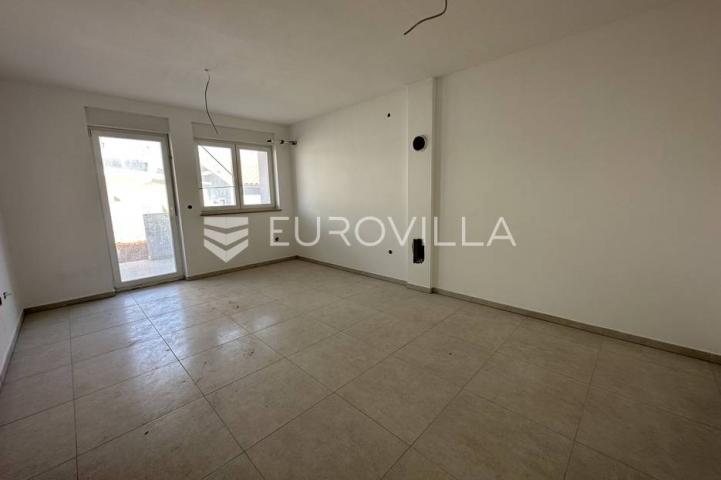 Šišan, trosoban stan s neto korisnom površinom od 76,25 m² i velikim vrtom