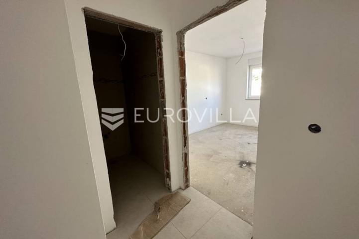 Šišan, trosoban stan s neto korisnom površinom od 76,25 m² i velikim vrtom