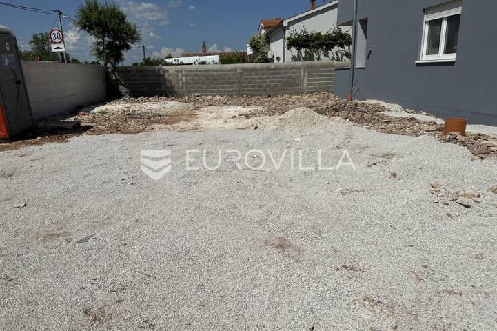 Šišan, trosoban stan s neto korisnom površinom od 76,25 m² i velikim vrtom