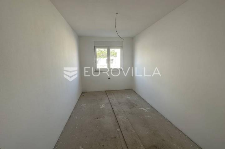 Šišan, trosoban stan s neto korisnom površinom od 76,25 m² i velikim vrtom