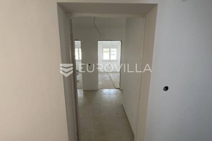 Šišan, trosoban stan s neto korisnom površinom od 76,25 m² i velikim vrtom