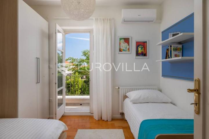 Vodice, mediteranska vila s uređenim vrtom, bazenom i pogledom na more