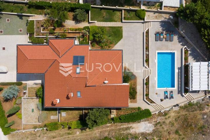 Vodice, mediteranska vila s uređenim vrtom, bazenom i pogledom na more