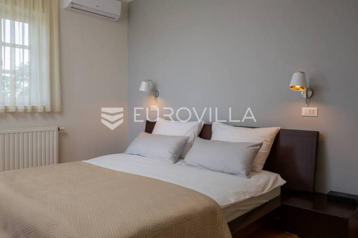 Vodice, mediteranska vila s uređenim vrtom, bazenom i pogledom na more