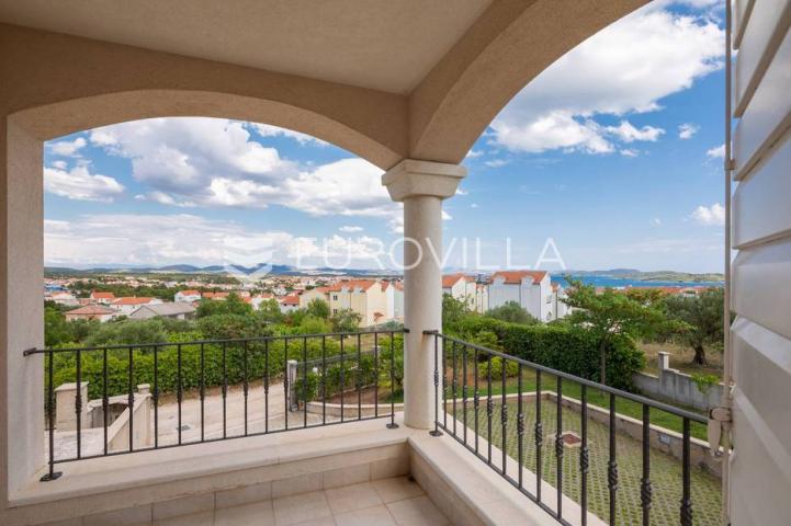 Vodice, mediteranska vila s uređenim vrtom, bazenom i pogledom na more