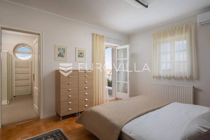 Vodice, mediteranska vila s uređenim vrtom, bazenom i pogledom na more