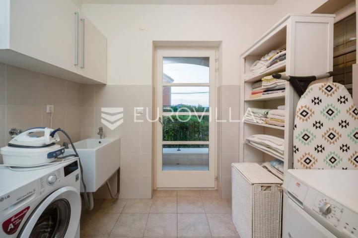 Vodice, mediteranska vila s uređenim vrtom, bazenom i pogledom na more