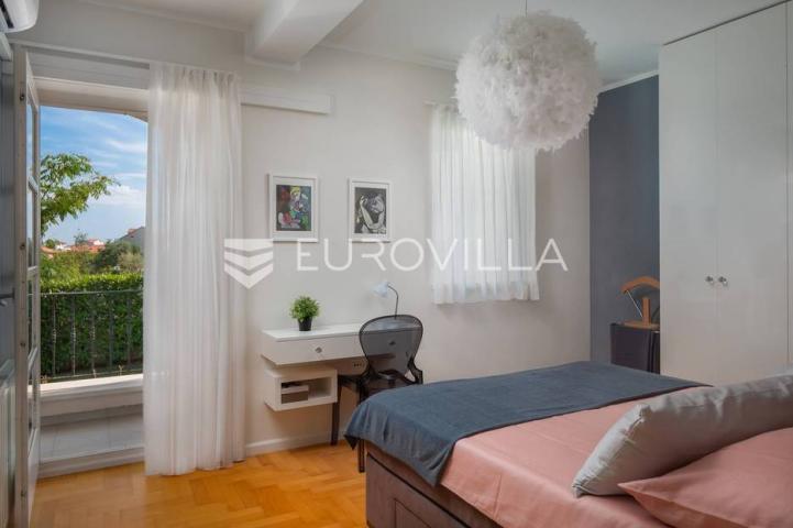 Vodice, mediteranska vila s uređenim vrtom, bazenom i pogledom na more