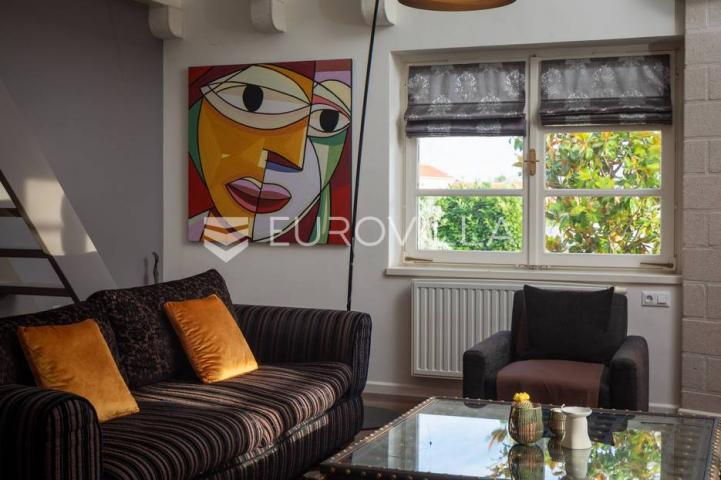 Vodice, mediteranska vila s uređenim vrtom, bazenom i pogledom na more