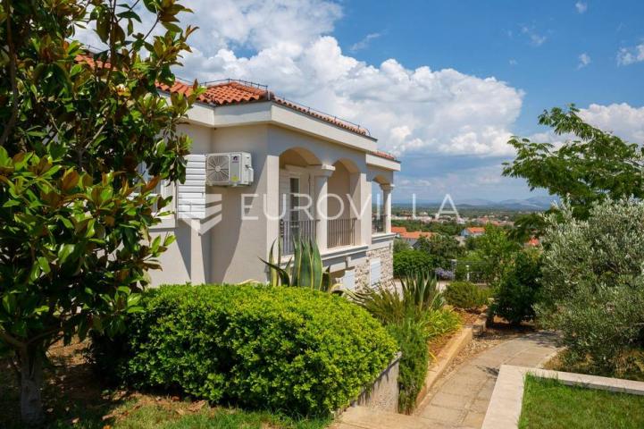 Vodice, mediteranska vila s uređenim vrtom, bazenom i pogledom na more