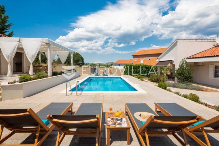 Vodice, mediteranska vila s uređenim vrtom, bazenom i pogledom na more