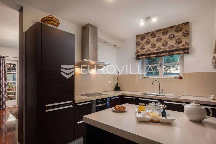 Vodice, mediteranska vila s uređenim vrtom, bazenom i pogledom na more
