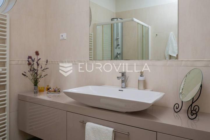 Vodice, mediteranska vila s uređenim vrtom, bazenom i pogledom na more