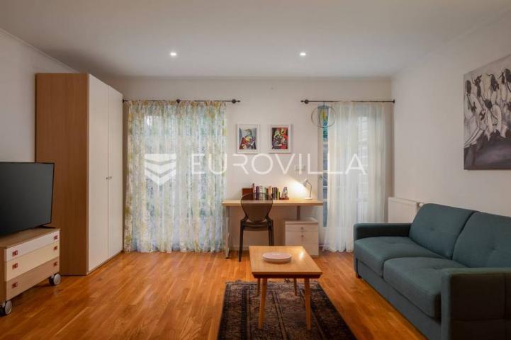 Vodice, mediteranska vila s uređenim vrtom, bazenom i pogledom na more