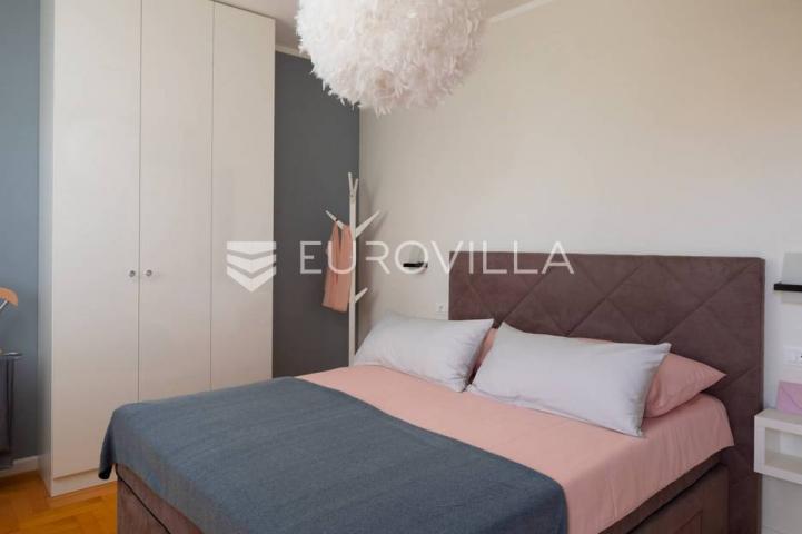 Vodice, mediteranska vila s uređenim vrtom, bazenom i pogledom na more
