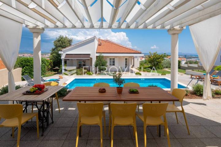 Vodice, mediteranska vila s uređenim vrtom, bazenom i pogledom na more