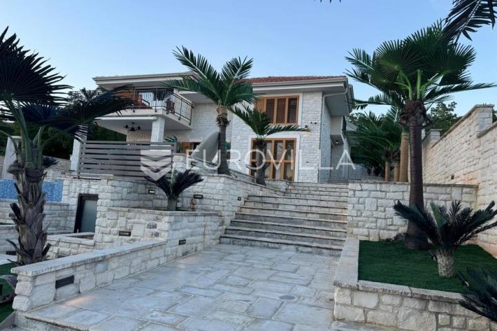 Selce, Crikvenica, izuzetna luksuzna vila, neto korisna površina 400 m² s bazenom i pogledom na more