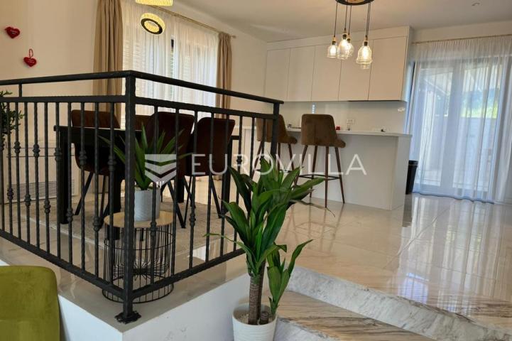 Selce, Crikvenica, izuzetna luksuzna vila, neto korisna površina 400 m² s bazenom i pogledom na more