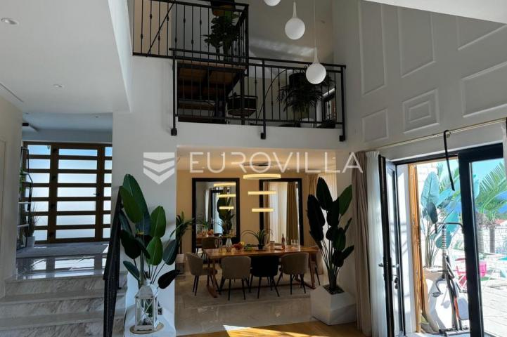 Selce, Crikvenica, izuzetna luksuzna vila, neto korisna površina 400 m² s bazenom i pogledom na more
