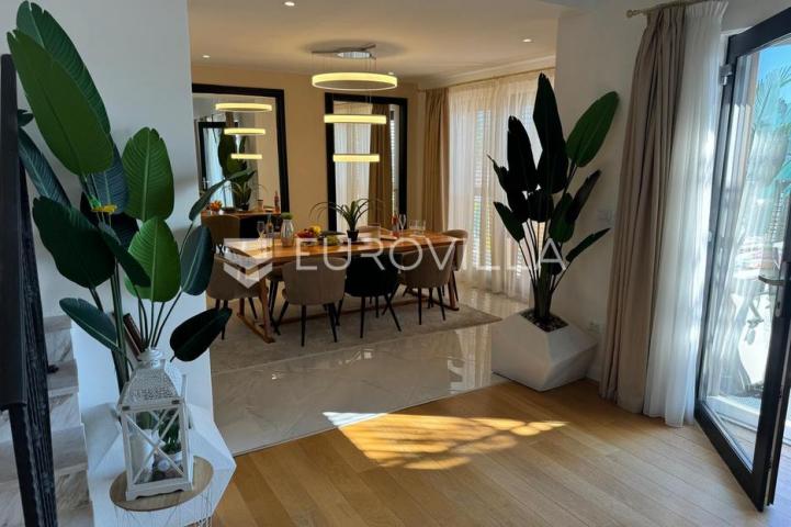 Selce, Crikvenica, izuzetna luksuzna vila, neto korisna površina 400 m² s bazenom i pogledom na more