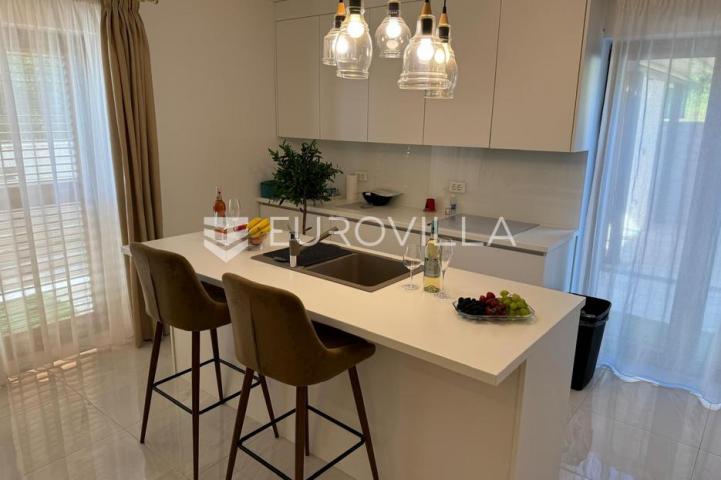 Selce, Crikvenica, izuzetna luksuzna vila, neto korisna površina 400 m² s bazenom i pogledom na more
