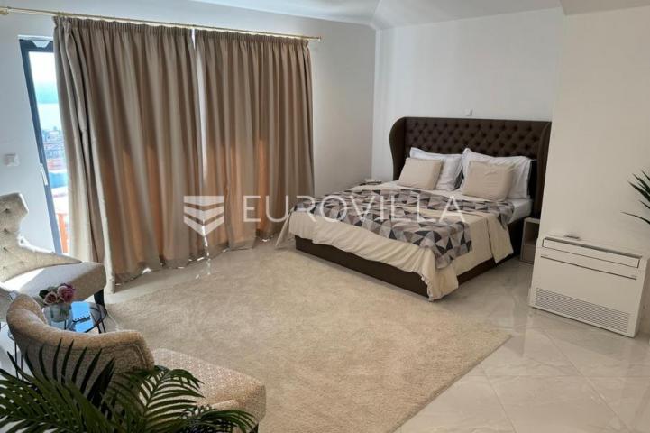 Selce, Crikvenica, izuzetna luksuzna vila, neto korisna površina 400 m² s bazenom i pogledom na more