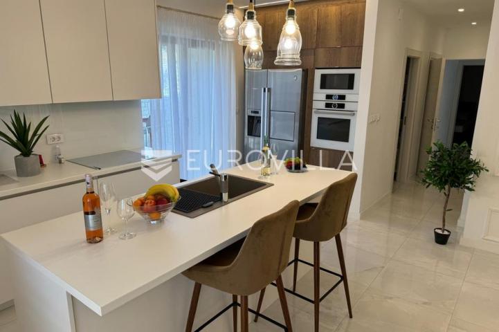 Selce, Crikvenica, izuzetna luksuzna vila, neto korisna površina 400 m² s bazenom i pogledom na more