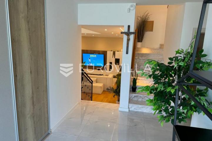 Selce, Crikvenica, izuzetna luksuzna vila, neto korisna površina 400 m² s bazenom i pogledom na more