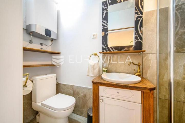Šibenik, stara gradska jezgra, renoviran stan sa 3 stambene jedinice