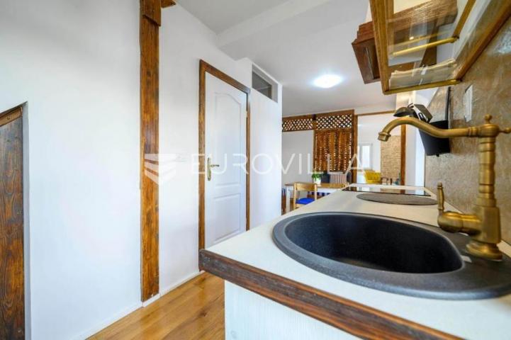 Šibenik, stara gradska jezgra, renoviran stan sa 3 stambene jedinice