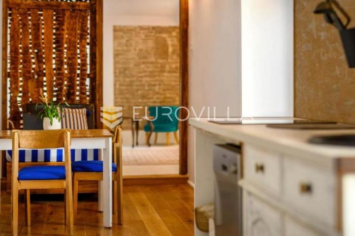 Šibenik, stara gradska jezgra, renoviran stan sa 3 stambene jedinice