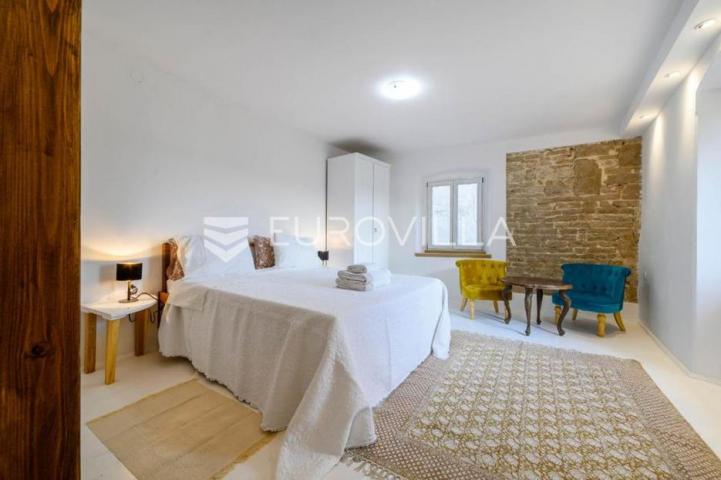 Šibenik, stara gradska jezgra, renoviran stan sa 3 stambene jedinice