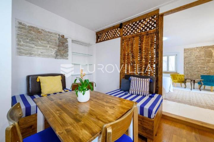 Šibenik, stara gradska jezgra, renoviran stan sa 3 stambene jedinice