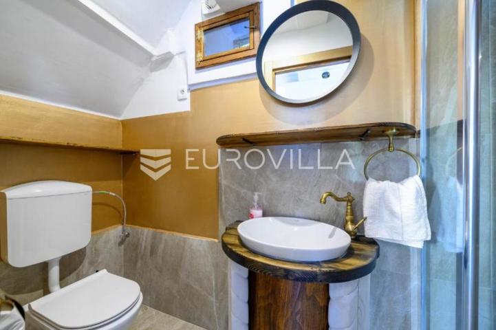 Šibenik, stara gradska jezgra, renoviran stan sa 3 stambene jedinice