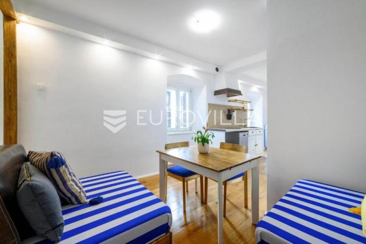 Šibenik, stara gradska jezgra, renoviran stan sa 3 stambene jedinice