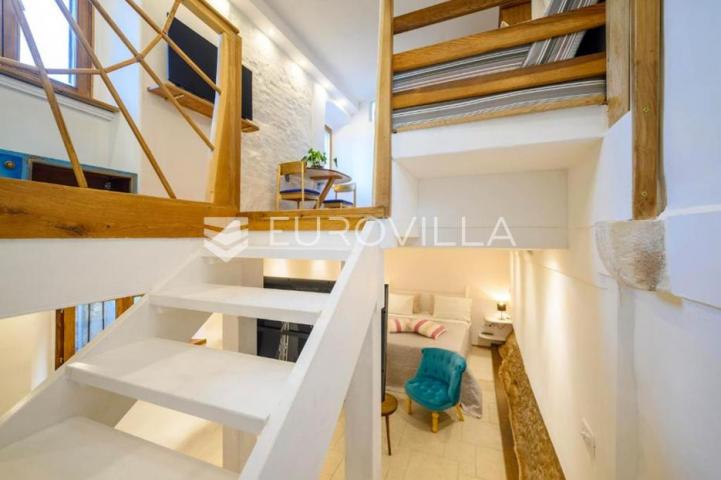 Šibenik, stara gradska jezgra, renoviran stan sa 3 stambene jedinice