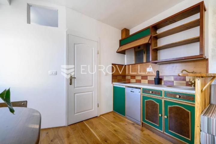 Šibenik, stara gradska jezgra, renoviran stan sa 3 stambene jedinice