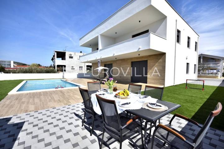 Vodice, prekrasna vila s apartmanima