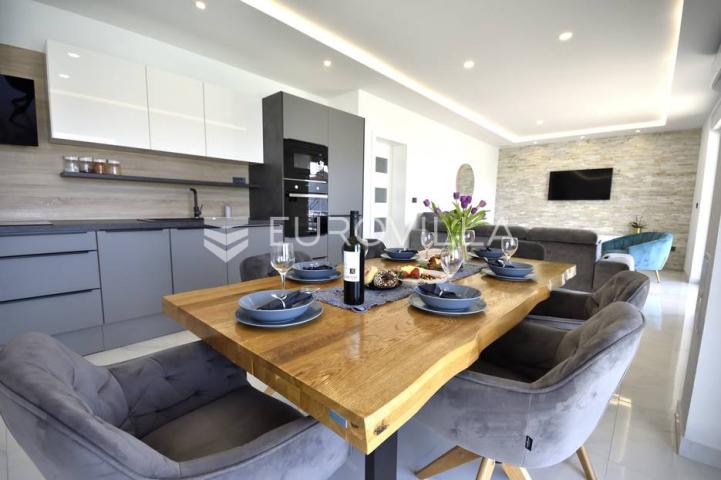 Vodice, prekrasna vila s apartmanima