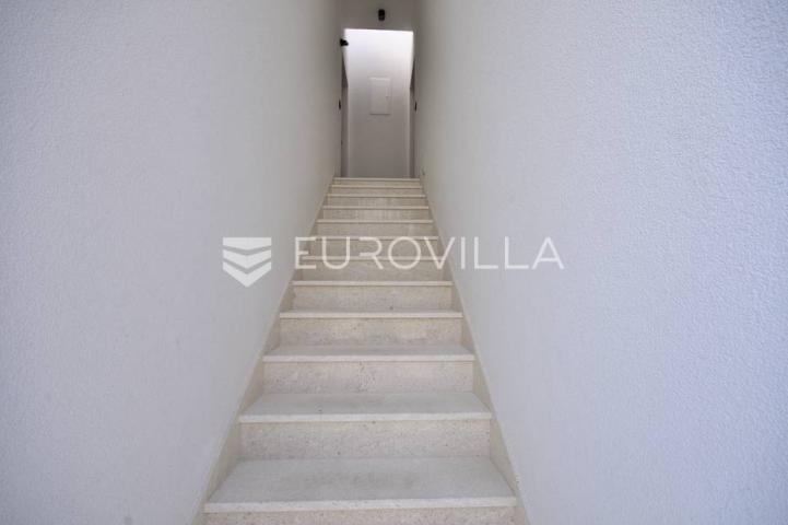 Vodice, prekrasna vila s apartmanima
