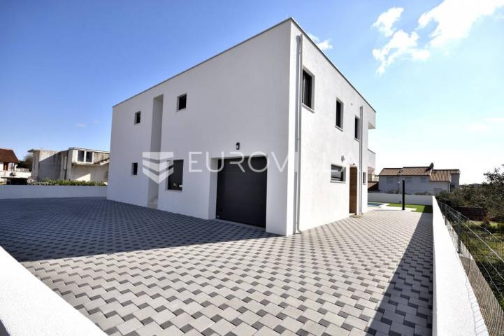 Vodice, prekrasna vila s apartmanima