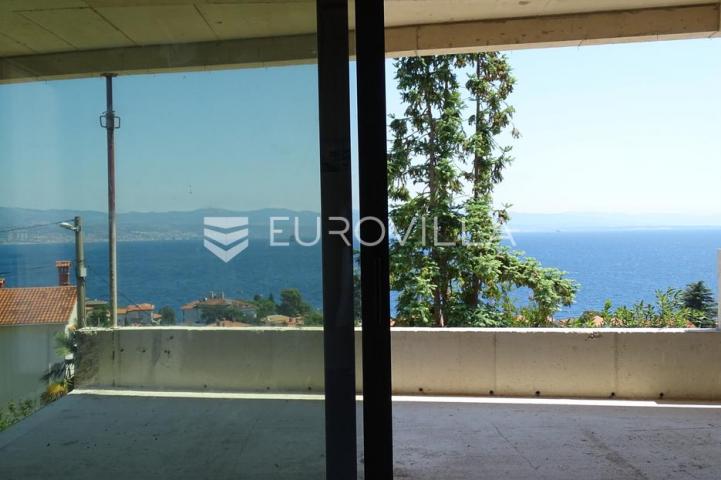 Lovran, penthouse s vrtom, terasama površine 204,78 m²