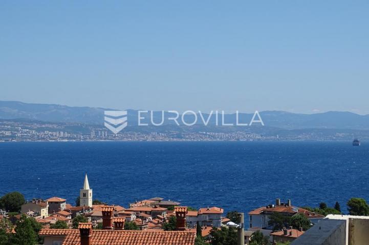 Lovran, penthouse s vrtom, terasama površine 204,78 m²